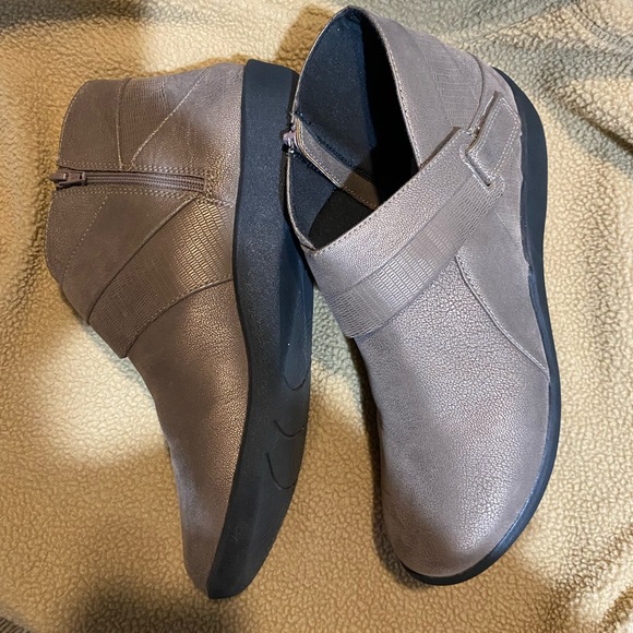 Cloudsteppers Clark’s. Size 10w. Color pewter. Like new - Picture 4 of 4